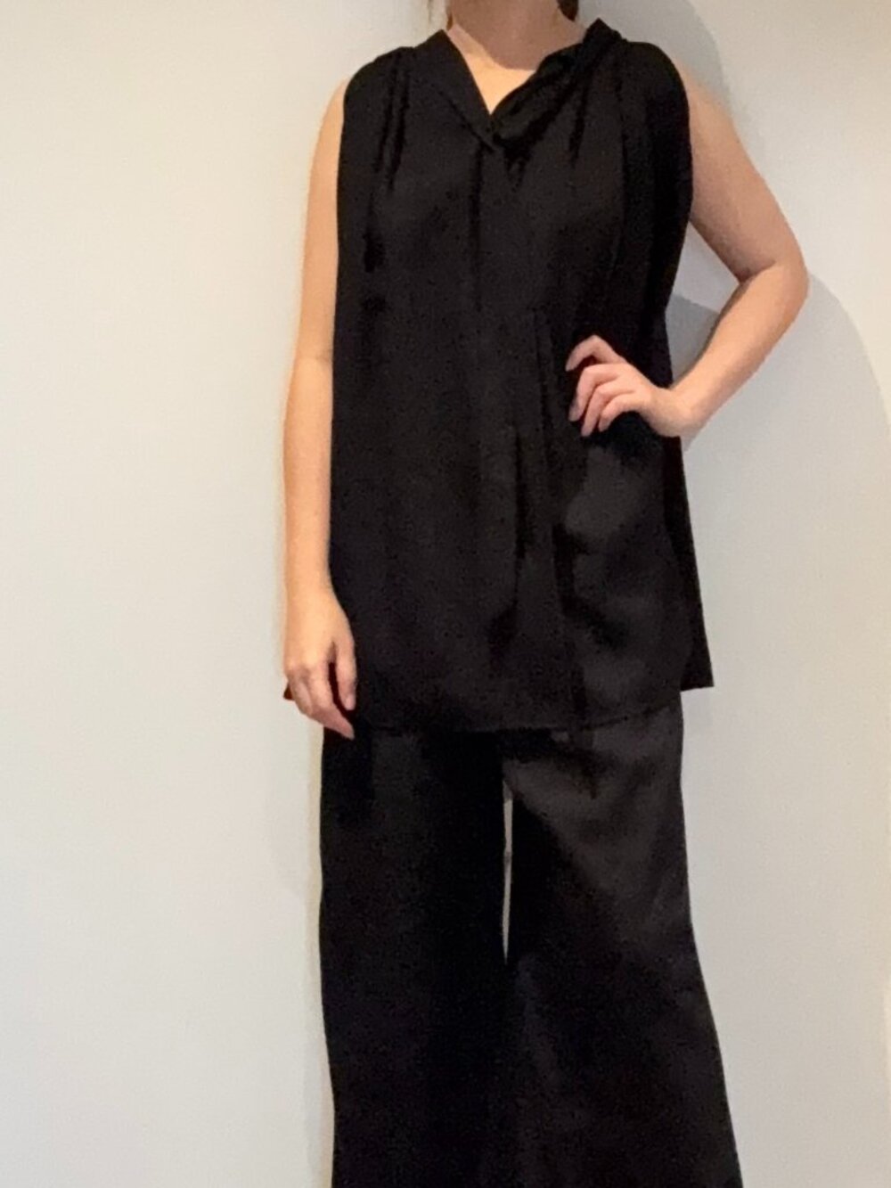 ✨ 2-Piece Black Sleeveless Two-Piece Set — Minimalist, Flowy & Chic ✨